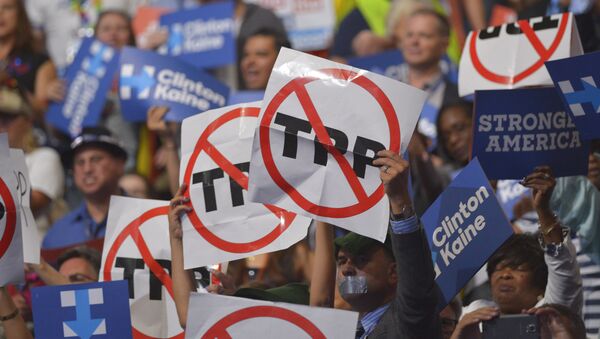 People hold signs against the Trans Pacific Partnership (TPP) on Day 3 of the Democratic National Convention at the Wells Fargo Center, July 27, 2016 in Philadelphia, Pennsylvania - Sputnik Việt Nam