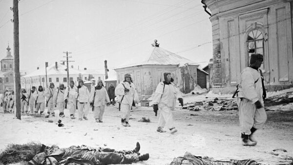 Советские солдаты на освобожденных улицах Калинина - Sputnik Việt Nam