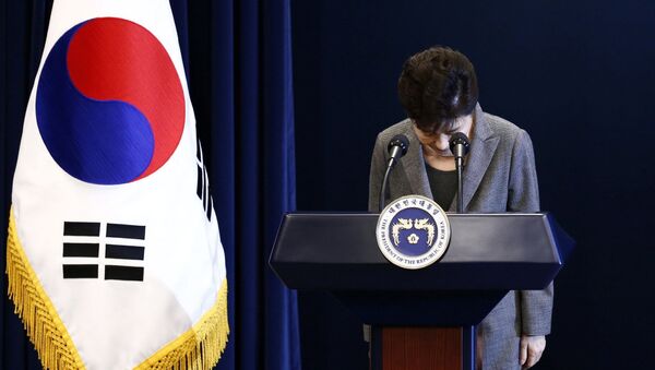 South Korean President Park Geun-Hye bows during an address to the nation, at the presidential Blue House in Seoul, South Korea, 29 November 2016 - Sputnik Việt Nam