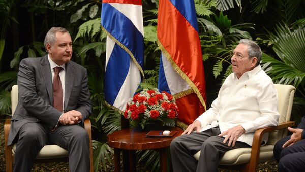 Chủ tịch Hội đồng Nhà nước Cuba, Raul Castro (trái) tại một cuộc họp với Phó Thủ tướng Dmitry Rogozin - Sputnik Việt Nam