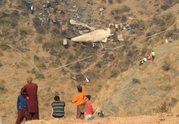Những người dân địa phương tại hiện trường vụ tai nạn máy bay ở Pakistan - Sputnik Việt Nam