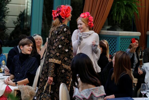 Người mẫu trong chương trình của Nhà thời trang Chanel tại Paris - Sputnik Việt Nam