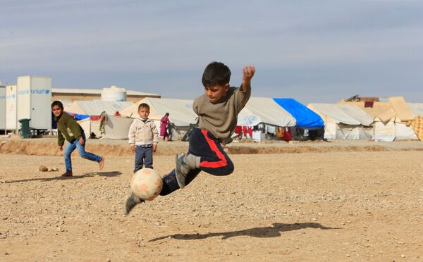 Cậu bé chơi trong trại tị nạn của những người vừa thoát khỏi Mosul, Iraq - Sputnik Việt Nam
