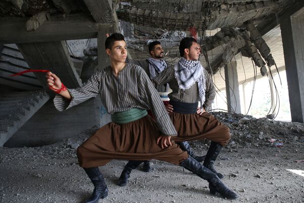 Các vũ công người Palestine với điệu nhảy truyền thống DABCO ở tòa nhà đổ nát thuộc thành phố Gaza - Sputnik Việt Nam