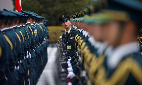 Quân nhân Lực lượng Phòng vệ Nhật Bản đang chuẩn bị cho cuộc họp của Bộ trưởng An ninh Mỹ Ashton Carter - Sputnik Việt Nam