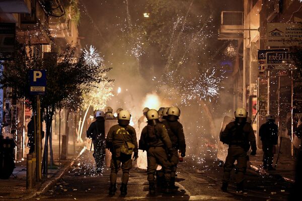 Cảnh sát chống bạo động Hy Lạp trong thời gian xảy ra vụ đụng độ vào đêm bắn pháo hoa tại Athens - Sputnik Việt Nam