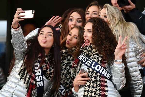 Những cô gái đẹp tham gia cuộc thi Hoa hậu Pháp 2017  cùng chụp ảnh selfie ở Montpellier, Pháp - Sputnik Việt Nam