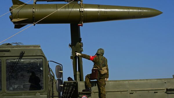 Bệ phóng của tổ hợp tên lửa tác chiến-chiến thuật Iskander-M - Sputnik Việt Nam