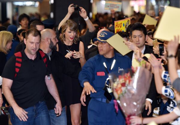 Taylor Swift trong “vòng vây” của fan hâm mộ tại sân bay Narita - Sputnik Việt Nam