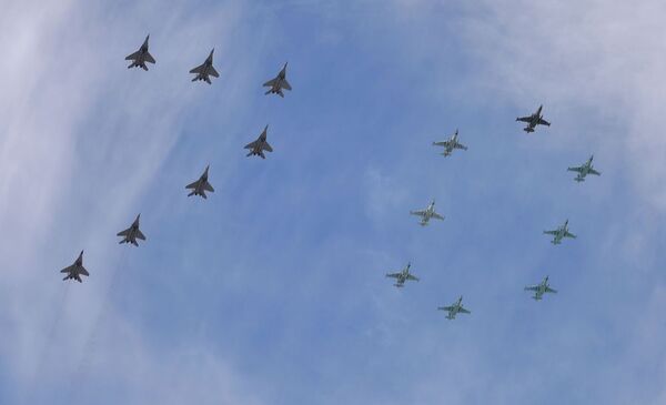 15 máy bay MiG-29 và Su-25 tạo hình con số 70 trên bầu trời Matxcơva. - Sputnik Việt Nam