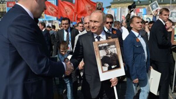 Tổng thống Putin dẫn đầu đoàn diễu hành Trung đoàn bất tử trên Quảng trường Đỏ - Sputnik Việt Nam