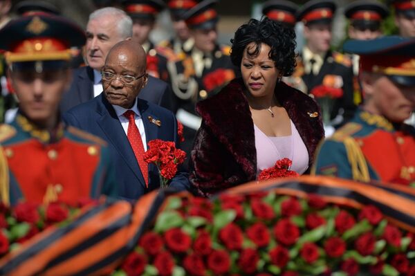 Tổng thống CH Nam Phi Jacob Zuma và phu nhân trong nghi lễ đặt hoa tại Mộ Chiến sĩ Vô danh trong Vườn Alexandrov - Sputnik Việt Nam