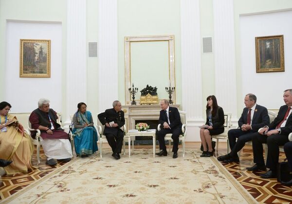 Tổng thống LB Nga Vladimir Putin và Tổng thống Ấn Độ Pranab Mukherjee trong cuộc gặp tại điện Kremlin - Sputnik Việt Nam