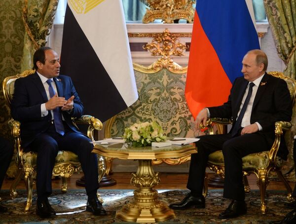 Tổng thống Nga Vladimir Putin (phải) và Tổng thống Ai Cập Abdel Fattah al-Sisi trong  cuộc gặp tại điện Kremlin - Sputnik Việt Nam