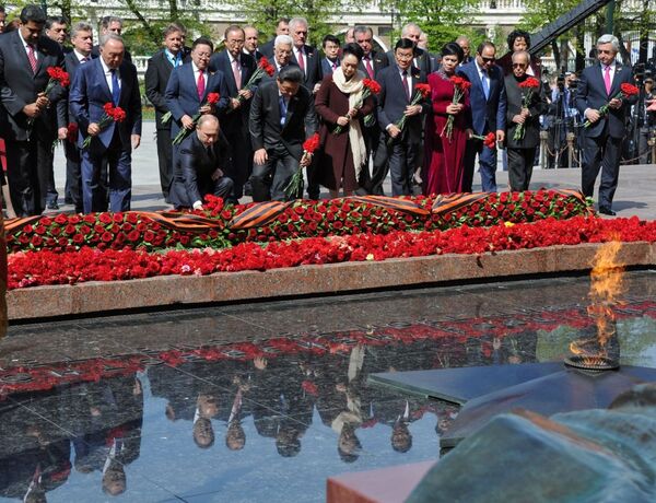 Tổng thống LB Nga Vladimir Putin và các vị đứng đầu phái đoàn nước ngoài trong nghi lễ đặt hoa tại Mộ Chiến sĩ Vô danh ở Vườn Alexandrov - Sputnik Việt Nam