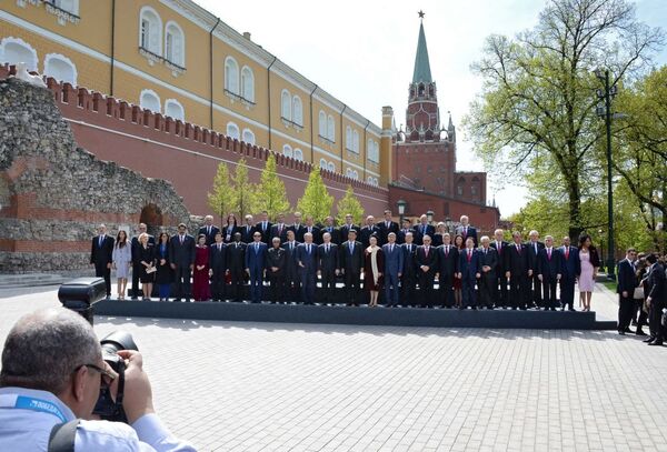 Nghi lễ chụp ảnh chung của các trưởng phái đoàn và khách mời danh dự tại Vườn Alexandrov sau cuộc duyệt binh kỷ niệm 70 năm Chiến thắng trong Chiến tranh Vệ quốc Vĩ đại - Sputnik Việt Nam