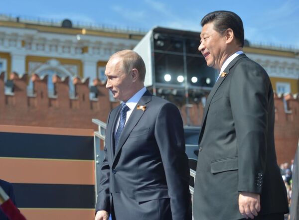 Tổng thống Nga Vladimir Putin và Chủ tịch Trung Quốc Tập Cận Bình trước khi bắt đầu duyệt binh trên Quảng trường Đỏ ở Matxcơva - Sputnik Việt Nam