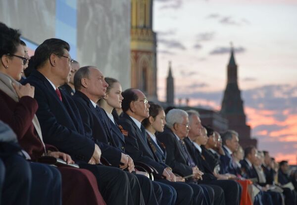 Tổng thống LB Nga Vladimir Putin (thứ ba bên trái) và Chủ tịch CHND Trung Hoa Tập Cận Bình cùng phu nhân Bành Lệ Viên (trái) tại buổi hòa nhạc lễ hội “Những con đường của Chiến thắng Vĩ đại” trên Quảng trường Đỏ nhân kỉ niệm 70 năm Chiến thắng trong Chiến tranh Vệ quốc Vĩ đại  1941 -1945 - Sputnik Việt Nam