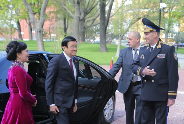 Tư lệnh quân quản Kremlin Sergei Khlebnikov (phải) và Chủ tịch CHXHCN Việt Nam Trương Tấn Sang trong nghi lễ đón lãnh đạo các phái đoàn nước ngoài và khách mời tại điện Kremlin - Sputnik Việt Nam