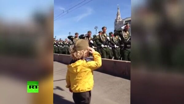 Em bé giơ tay chào hàng quân tại diễn tập diễu binh Chiến Thắng ở Moskva - Sputnik Việt Nam