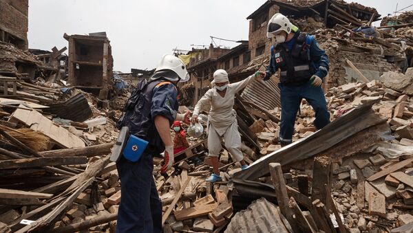 Nhân viên Bộ các tình huống khẩn cấp Nga tham gia hoạt động tìm kiếm-cứu hộ tại Nepal - Sputnik Việt Nam