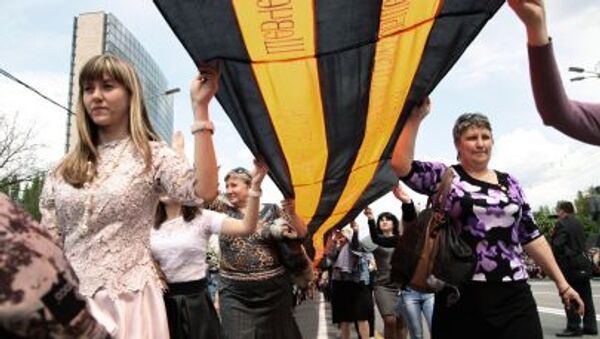 Những người tham gia cuộc diễu hành kỷ niệm một năm cuộc trưng cầu về quyền tự quyết của Cộng hòa Nhân dân Donetsk - Sputnik Việt Nam