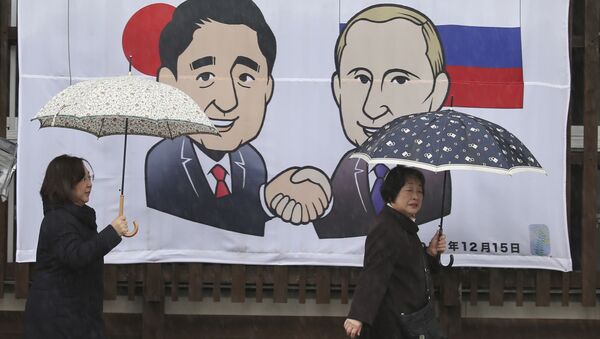 Баннер, изображающий Премьер-министра Японии Синдзо Абэ и Президента России Владимира Путина, на улице в Нагато - Sputnik Việt Nam