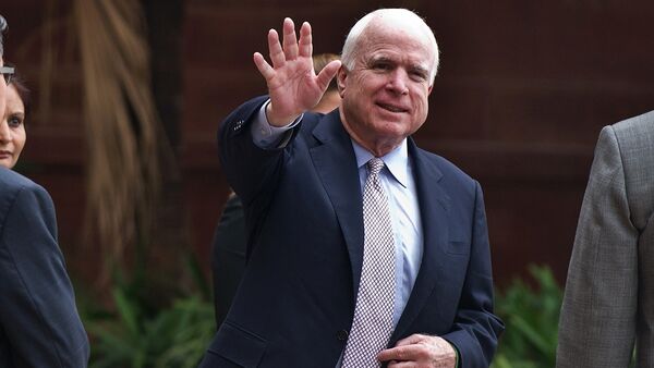 US Senator John McCain waves to the media as he leaves the Ministry of External Affairs in New Delhi - Sputnik Việt Nam