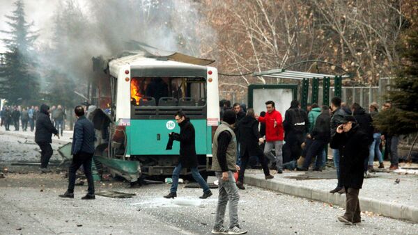 People react after a bus was hit by an explosion in Kayseri, Turkey, December 17, 2016 - Sputnik Việt Nam