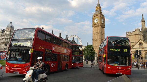 Автобусы на одной из улиц Лондона - Sputnik Việt Nam