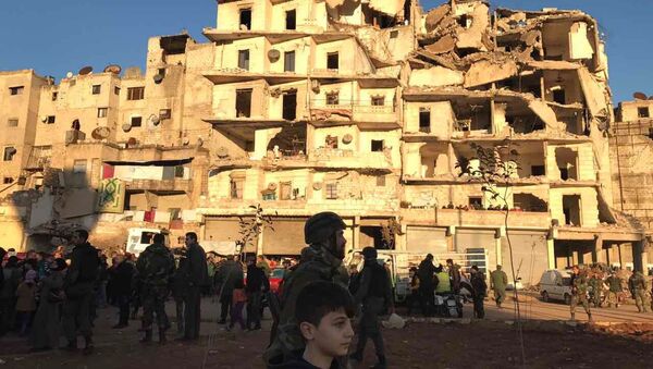 Жители Алеппо в квартале Салахеддин после вывода боевиков и членов их семей из восточного Алеппо - Sputnik Việt Nam