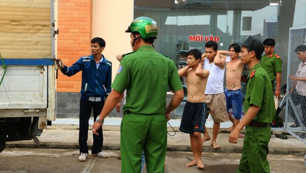 Наркозависимые, арестованные после побега из реабилитационного центра во Вьетнаме - Sputnik Việt Nam