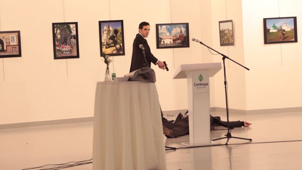 Вооруженный мужчина рядом с телом российского посла в Турции Андрея Карлова в галерее Анкары - Sputnik Việt Nam