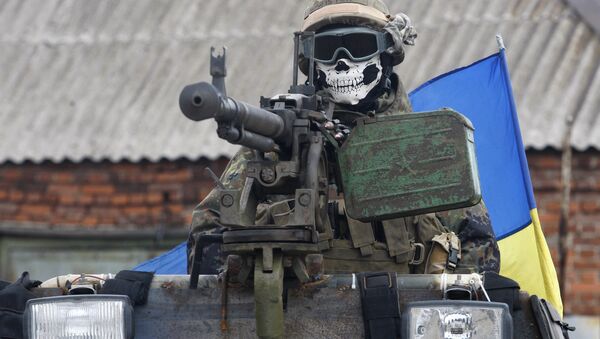 A Ukrainian serviceman wears a mask depicting a skull on September 23, 2014 on armored personnel carrier (APC) in a suburb of the eastern town Debaltseve in the region of Donetsk - Sputnik Việt Nam