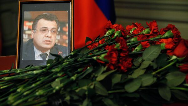 Bộ trưởng Ngoại giao Nga Lavrov và  Ngoại trưởng Thổ Nhĩ Kỳ Cavusoglu đặt hoa tưởng nhớ Đại sứ Nga Andrei Karlov bị sát hại ở Thổ Nhĩ Kỳ - Sputnik Việt Nam