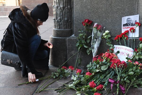 Người dân Matxcơva mang hoa đến trước tòa nhà Bộ Ngoại giao Nga để tỏ lòng thương tiếc Đại sứ Nga Andrei Karlov bị sát hại ở Thổ Nhĩ Kỳ - Sputnik Việt Nam