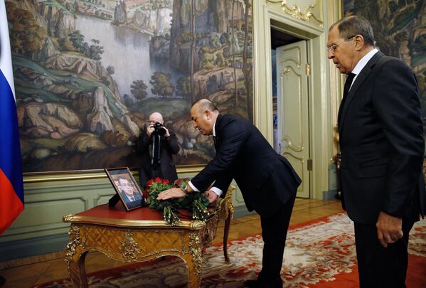 Bộ trưởng Ngoại giao Nga Lavrov và  Ngoại trưởng Thổ Nhĩ Kỳ Cavusoglu đặt hoa tưởng nhớ Đại sứ Nga Andrei Karlov bị sát hại ở Thổ Nhĩ Kỳ - Sputnik Việt Nam