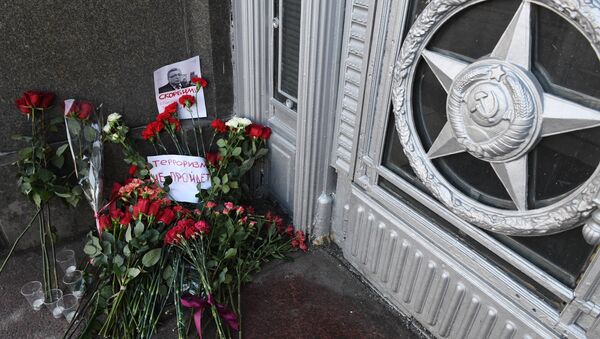 các người đặt hoa tưởng nhớ Đại sứ Nga Andrei Karlov bị sát hại ở Thổ Nhĩ Kỳ - Sputnik Việt Nam