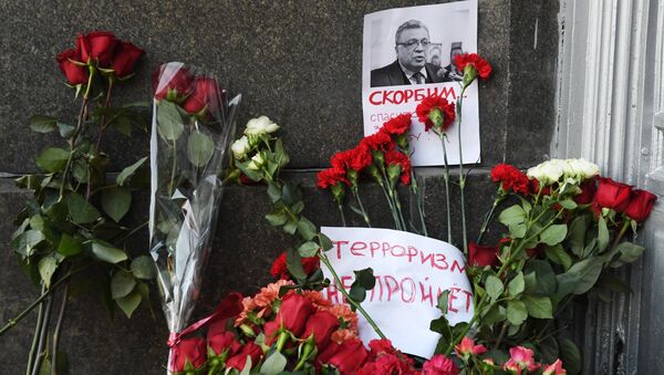 Các người đặt hoa tưởng nhớ Đại sứ Nga Andrei Karlov bị sát hại ở Thổ Nhĩ Kỳ - Sputnik Việt Nam