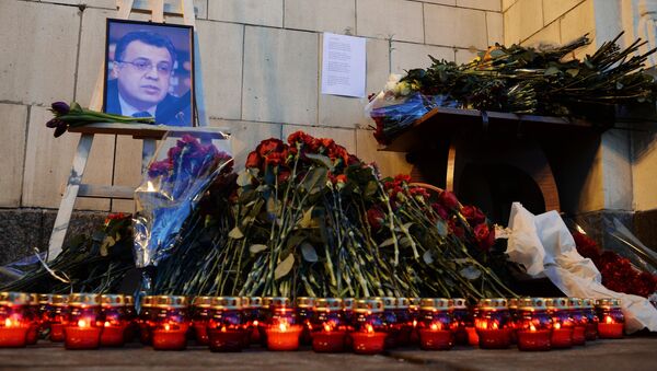 Các người đặt hoa tưởng nhớ Đại sứ Nga Andrei Karlov bị sát hại ở Thổ Nhĩ Kỳ - Sputnik Việt Nam