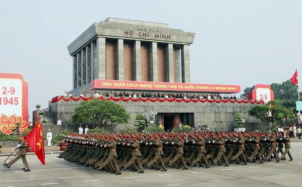 Các chiến sĩ QĐND Việt Nam trong một cuộc diễu binh trước Lăng Chủ tịch Hồ Chí Minh - Sputnik Việt Nam