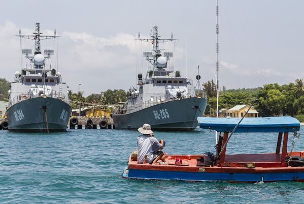 Thuyền đánh cá của ngư dân bơi qua tàu chiến ở Phú Quốc, Việt Nam - Sputnik Việt Nam