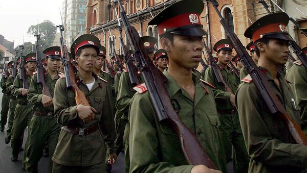 Các chiến sĩ QĐND Việt Nam diễu hành ngang qua Nhà thờ Đức Bà ở TP Hồ Chí Minh - Sputnik Việt Nam