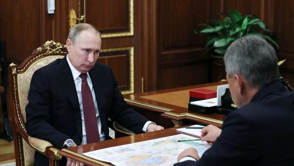 Tổng thống Vladimir Putin và Bộ trưởng Quốc phòng Nga Sergei Shoigu - Sputnik Việt Nam