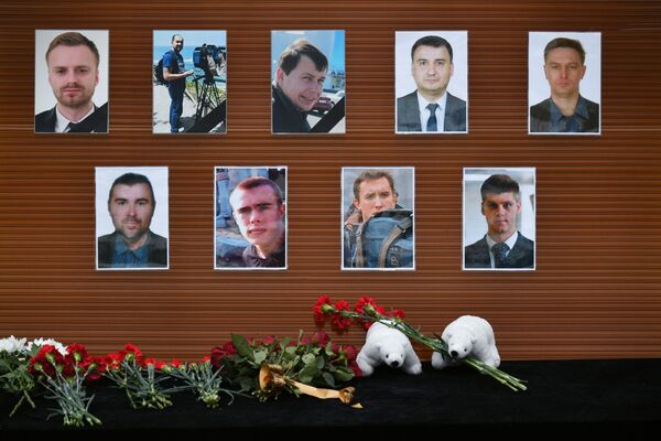 Ở  trung tâm truyền hình Ostankino, hoa đặt trước những bức ảnh chân dung nhà báo thiệt mạng trong vụ tai nạn  máy bay Tu-154 của Bộ Quốc phòng Nga xảy ra ngoài khơi vùng Biển Đen gần Sochi - Sputnik Việt Nam