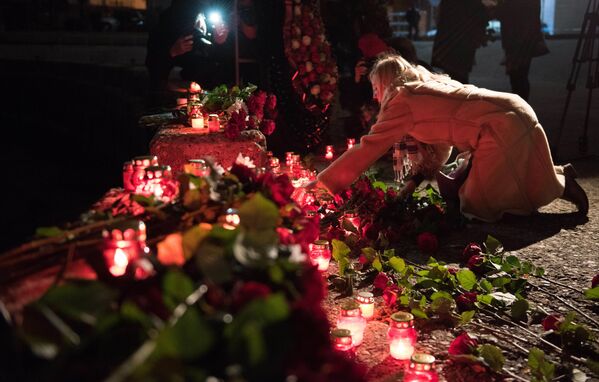 Nến và hoa trong cuộc mít-tinh tưởng niệm ở Sochi, nơi  máy bay Tu-154 Bộ Quốc phòng Nga đã bị rơi ngoài khơi vùng Biển Đen. - Sputnik Việt Nam