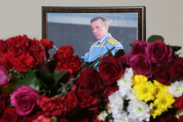 Chân dung vị chỉ huy  dàn nhạc của các lực lượng vũ trang, nhạc trưởng dàn nhạc quân đội, Trung tướng Valery Khalilov hy sinh trong vụ máy bay Tu-154 của Bộ Quốc phòng Nga rơi ở Biển Đen. - Sputnik Việt Nam