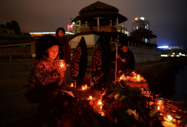 Những người dân trong lễ tưởng niệm ở Sochi, nơi chiếc máy bay Tu-154 của Bộ Quốc phòng bị rơi ngoài khơi Biển Đen - Sputnik Việt Nam