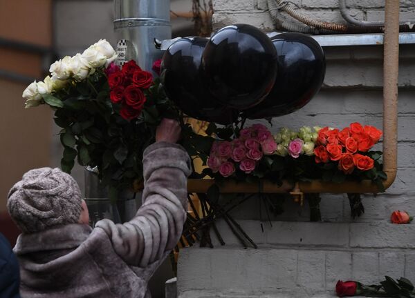 Người phụ nữ đặt hoa tại văn phòng của quỹ từ thiện Viện trợ Công bằng  tưởng nhớ “bác sĩ Liza”  Elizaveta Glinka. - Sputnik Việt Nam