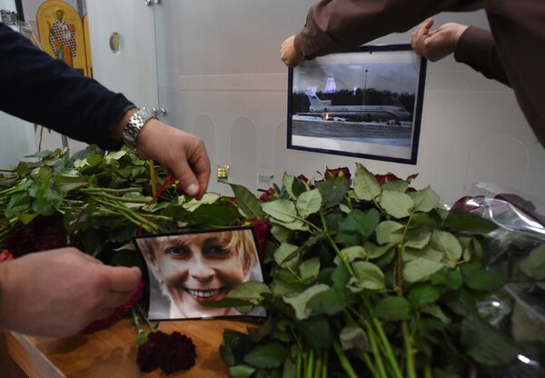 Chân dung bác sĩ Elizaveta Glinka và hình ảnh Tu-154 tại sân bay Sochi - Sputnik Việt Nam